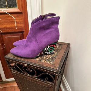 Very stylish, never worn